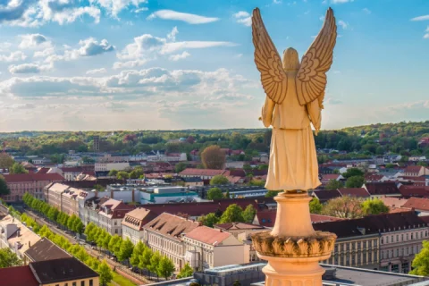Engel blickt von der Nikolaikirche auf Potsdam